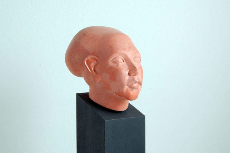 Amarna-Prinzessin, Steinguss, H 9,2cm, T 12cm, mit Sockel 24,5cm, Preis 135,-€