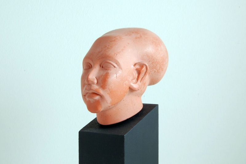 Amarna-Prinzessin, Steinguss, H 9,2cm, T 12cm, mit Sockel 24,5cm, Preis 135,-€