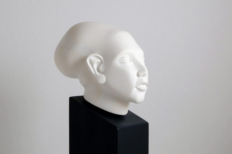 Amarna-Prinzessin, Steinguss, H 9,2cm, T 12cm, mit Sockel 24,5cm, Preis 135,-€