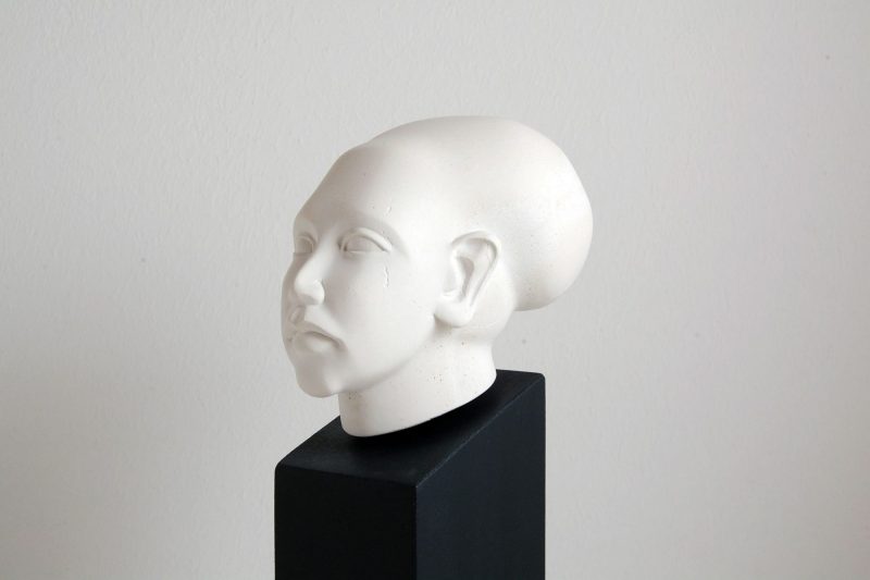 Amarna-Prinzessin, Steinguss, H 9,2cm, T 12cm, mit Sockel 24,5cm, Preis 135,-€