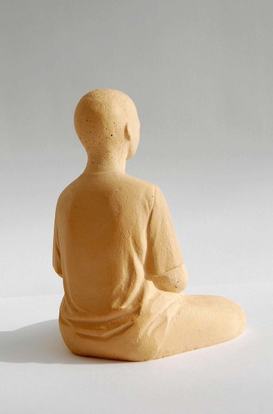 Der Buddha der westlichen Gegenwart sitzt da in ruhiger Gelassenheit. Nichts Besonderes zeichnet ihn aus. Zufriedenheit ist erreichbar.