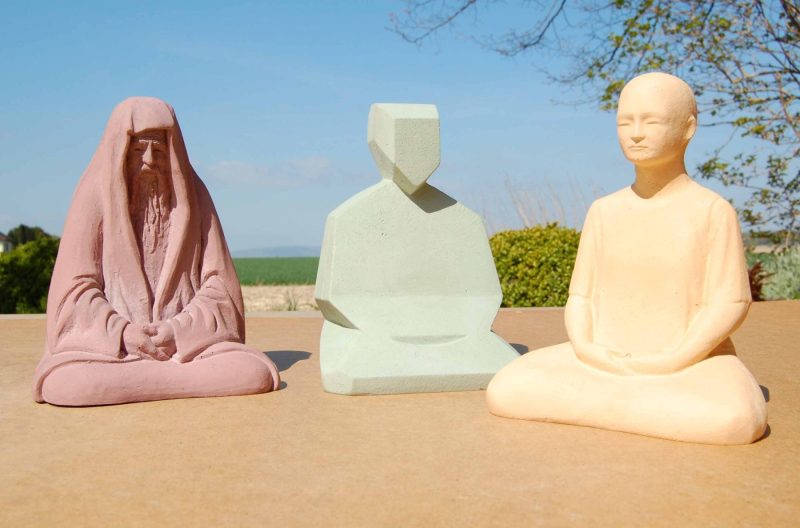 Drei moderne Buddha-Figuren. Konstanze Thomas-Zach. formenwelten@web.de