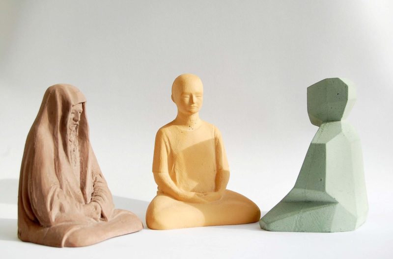 Sowohl als Einzelfigur als auch als Trilogie attraktiv: drei moderne Buddha-Figuren.