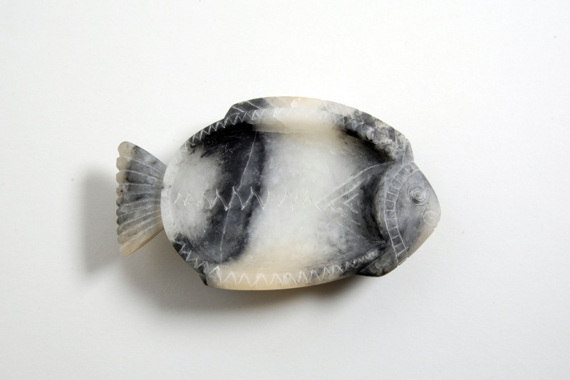 Speckstein, grau, beidseitig beschnitzt, Replik einer Schminkpalette aus dem Roemer- und Pelizaeusmuseum Hildesheim, 340,-€