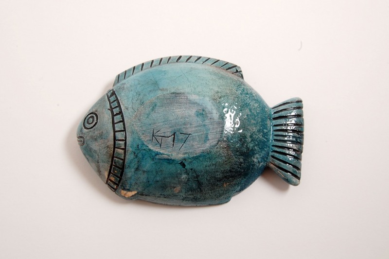 Fisch Steinguss, Rückseite, bemalt und glasiert, 110,-€