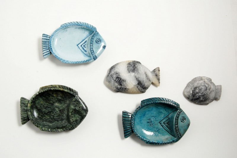 Schwimmende Fische, verschiedene Materialien und Größen